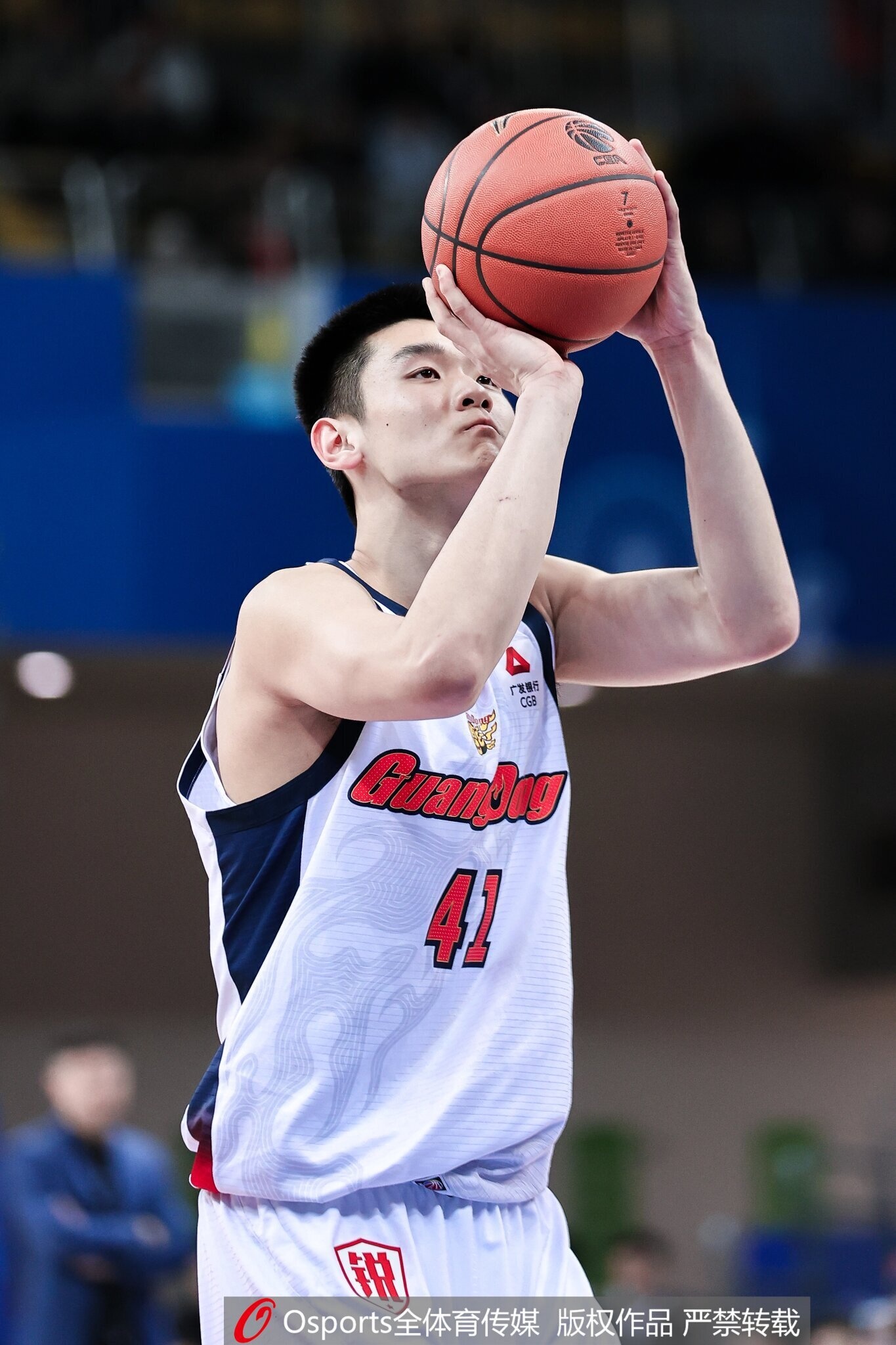 Kaiyun Sports-开云体育-媒体人：王洪泽用稚嫩肩膀扛起广东脆弱内线 他值得更多时间&amp;机会